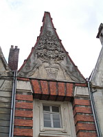 Bethune, Grand'Place, Facade aux 2 paons